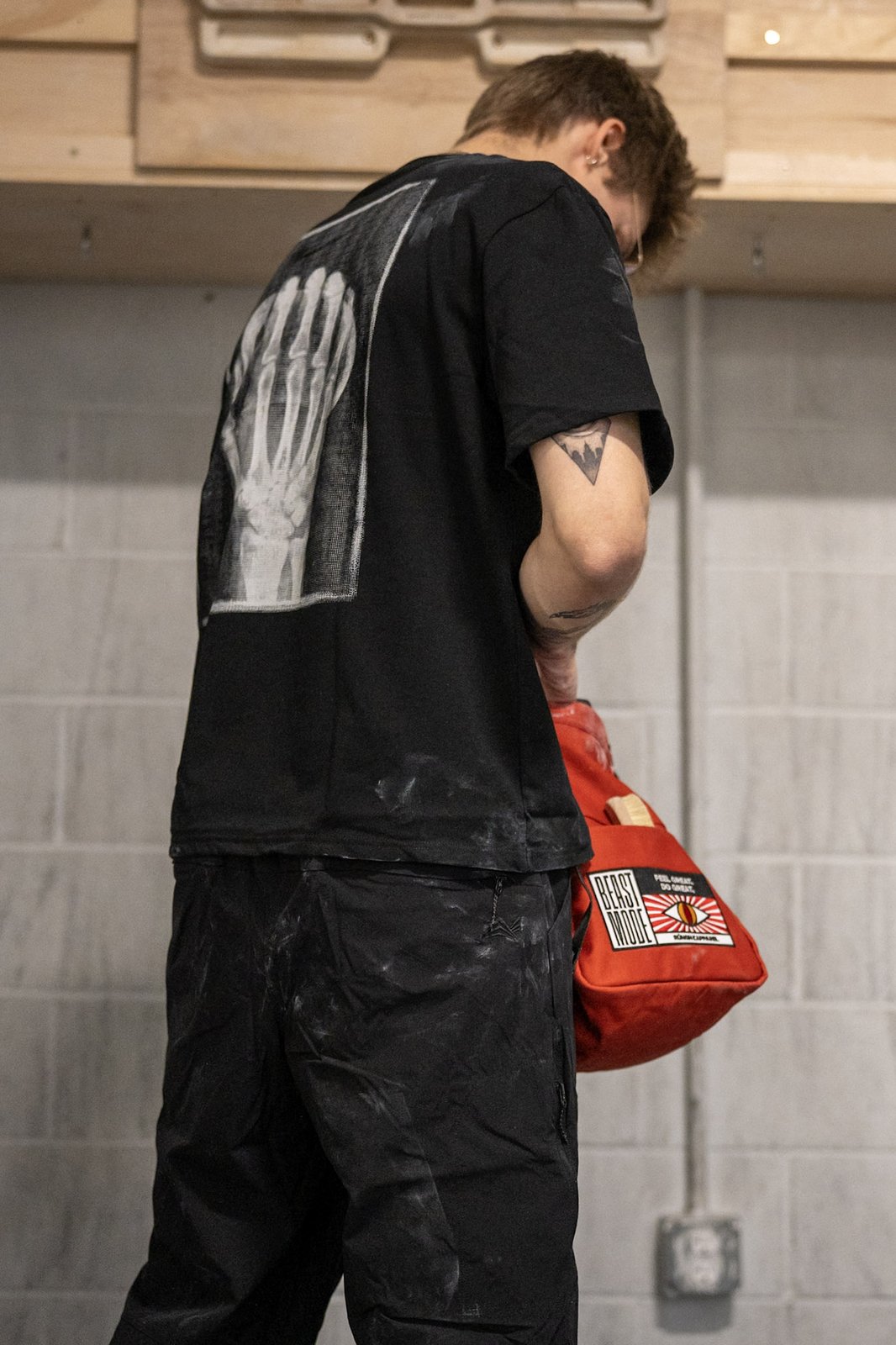rungne_lifestyle_harness-wideleg-pants--beast-mode-chalk-bucket--x-ray-tee_050