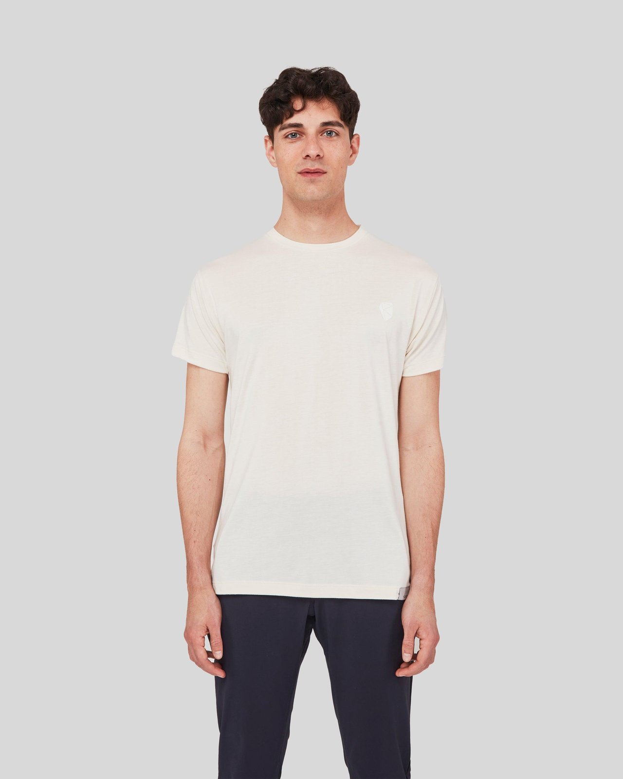 rungne_modelshot_sloper-upgrade-tee_pos06