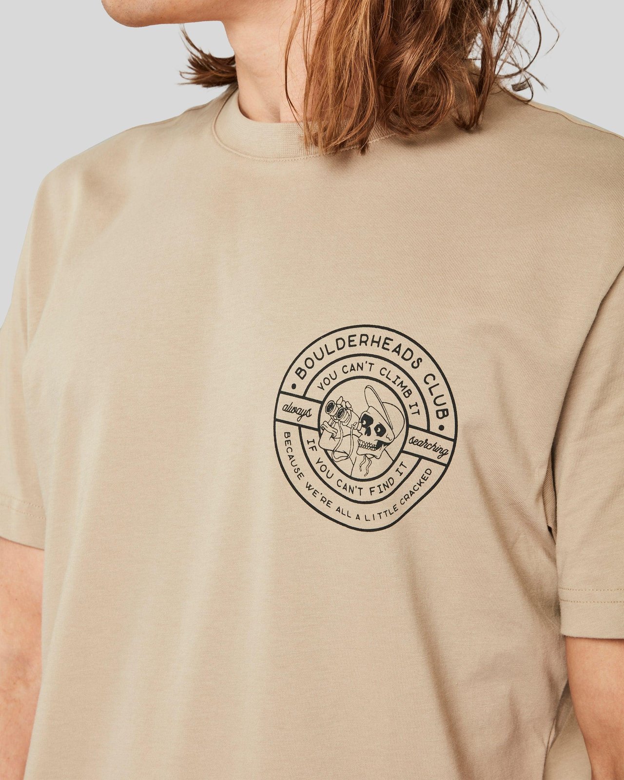 rungne_modelshot_boulderheads-tee-regular-fit_pos06_sand