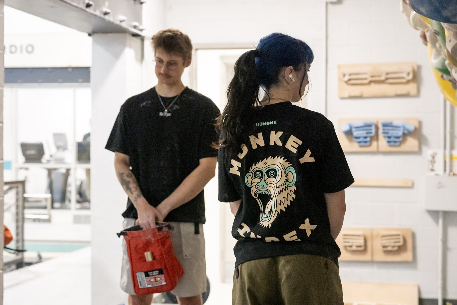 rungne_lifestyle_flow-shorts--monkey-index-tee-regular-fit--beast-mode-chalk-bucket_003
