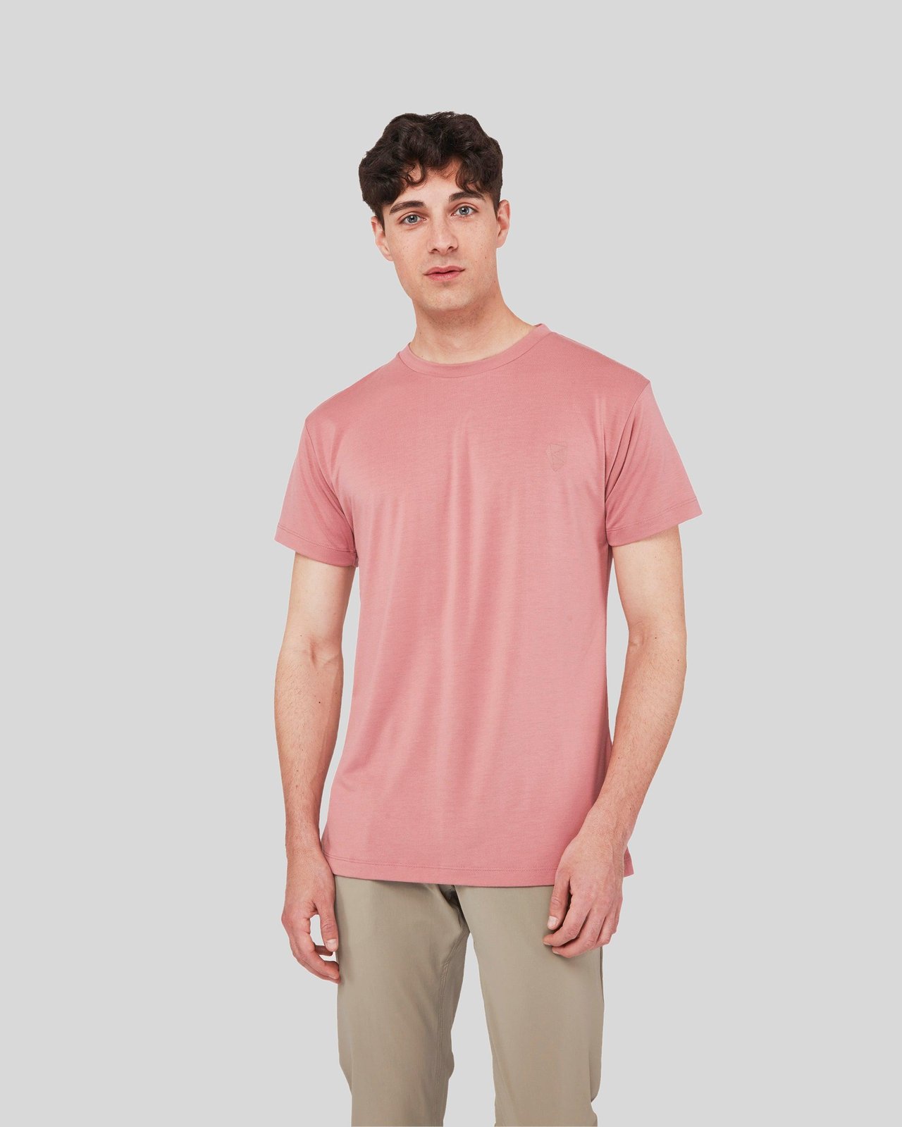 rungne_modelshot_sloper-upgrade-tee_pos08
