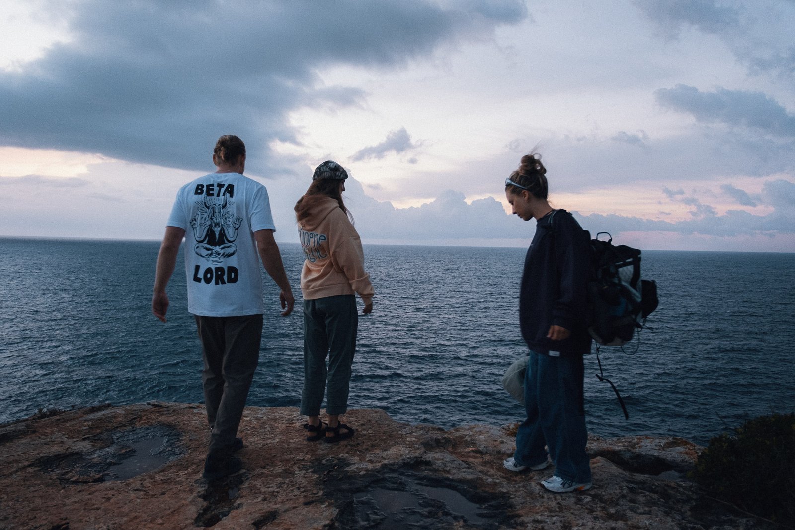 rungne_lifestyle_standing-by-ocean_002