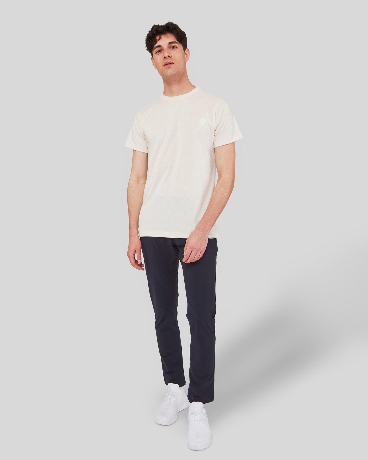 rungne_modelshot_sloper-upgrade-tee_pos07