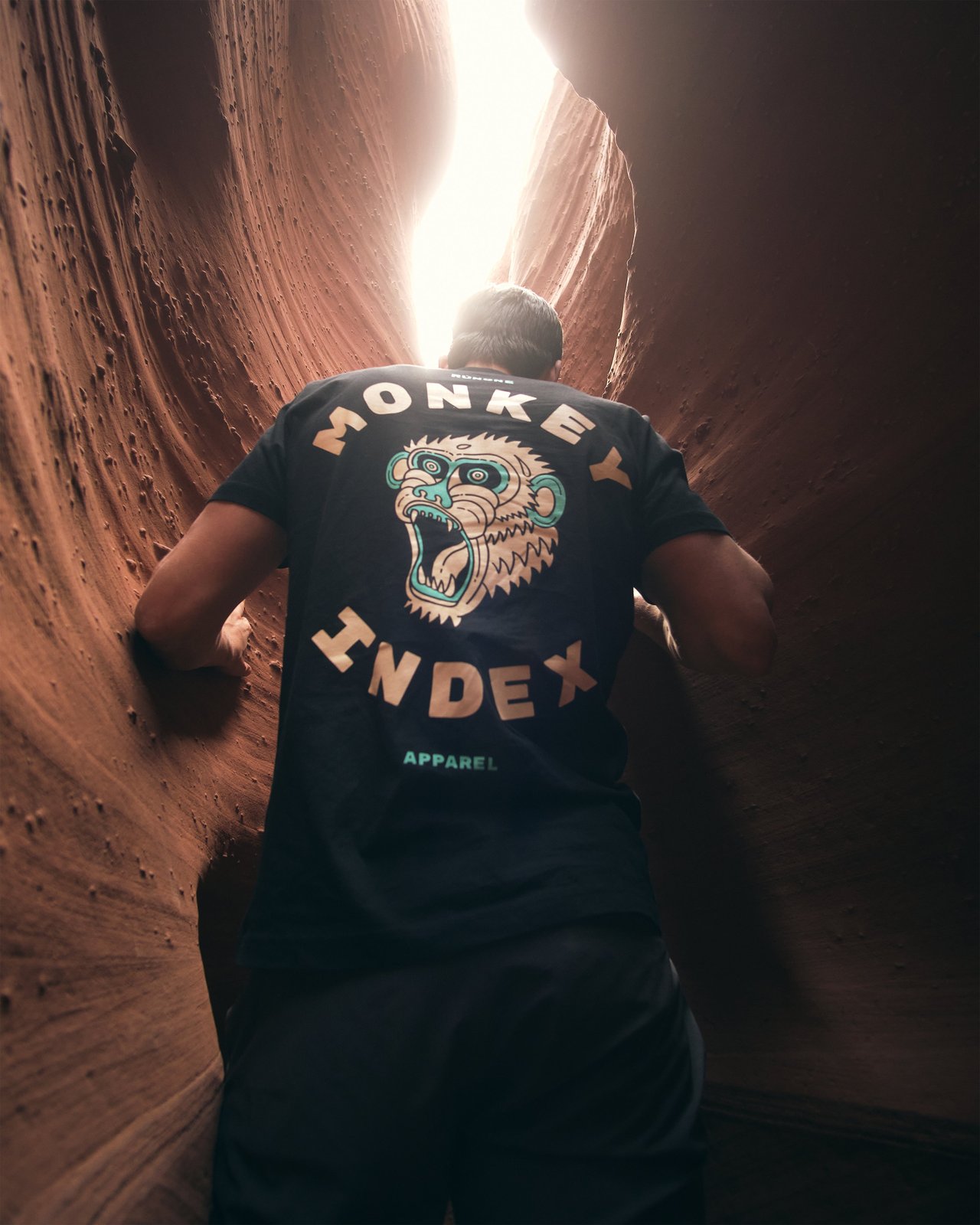 rungne_modelshot_monkey-index-tee_pos07