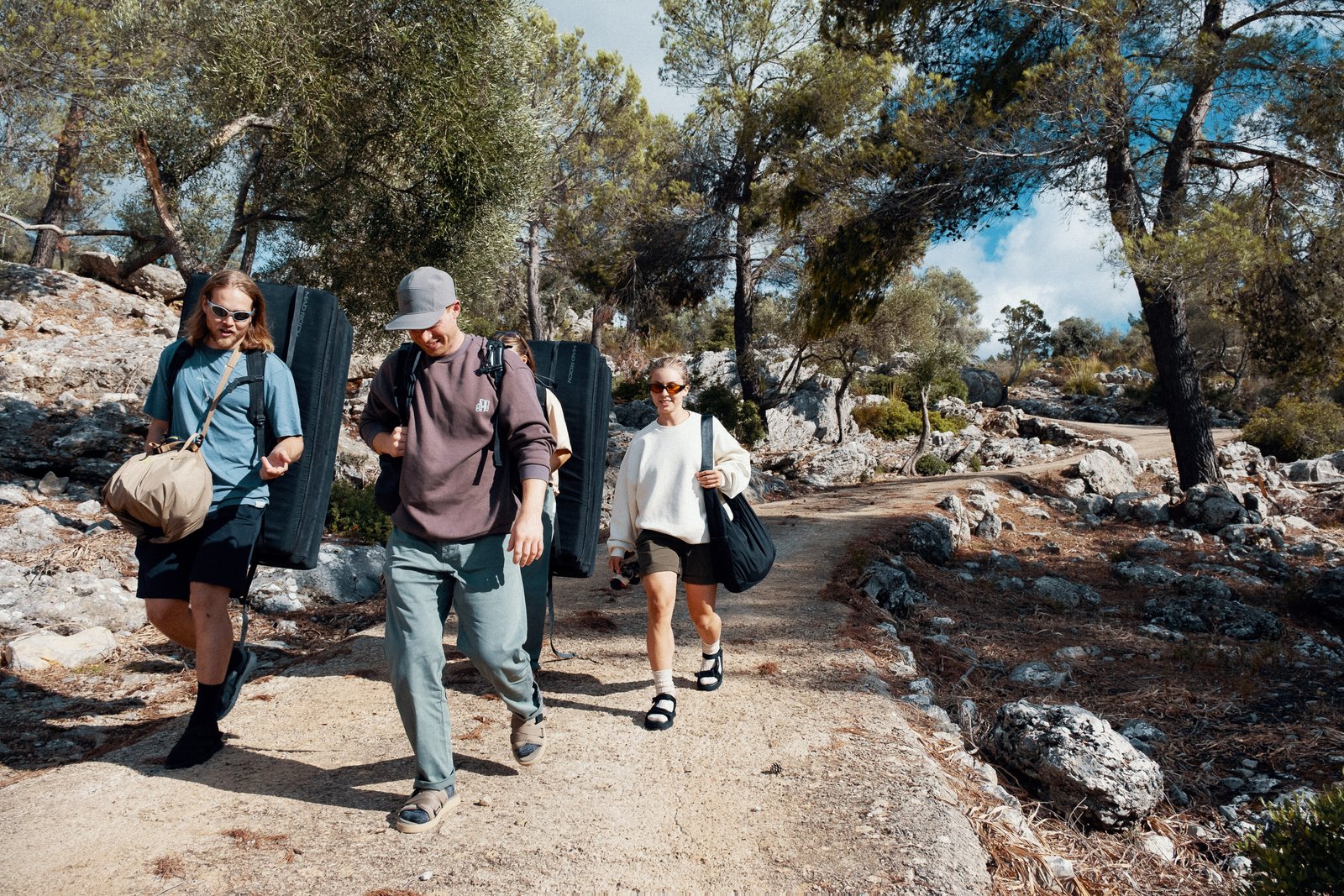 rungne_lifestyle_walking-with-gear