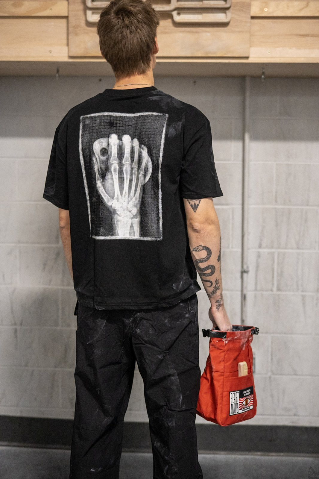 rungne_lifestyle_harness-wideleg-pants--beast-mode-chalk-bucket--x-ray-tee_036