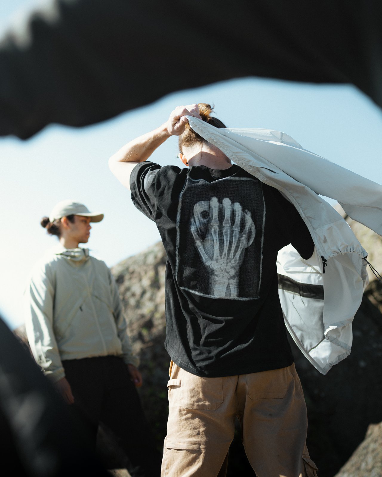 rungne_lifestyle_flow-jacket--x-ray-tee_002