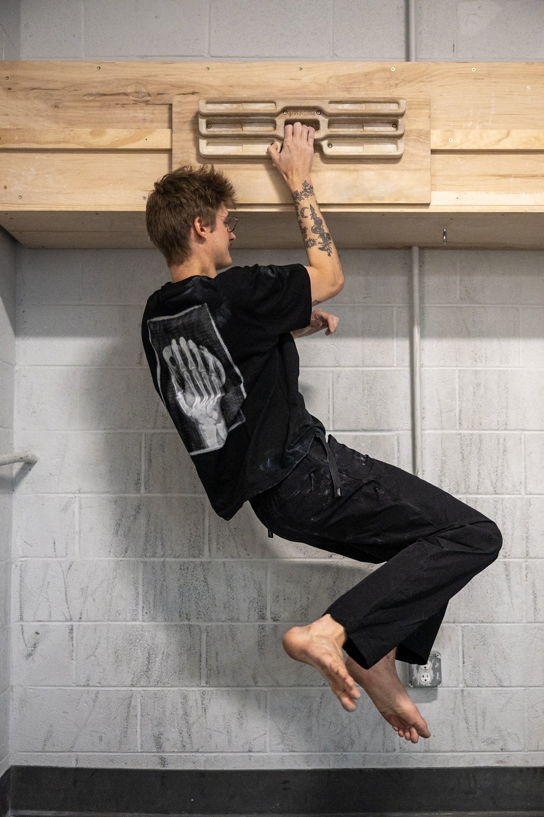 rungne_lifestyle_harness-wideleg-pants--beast-mode-chalk-bucket--x-ray-tee_014