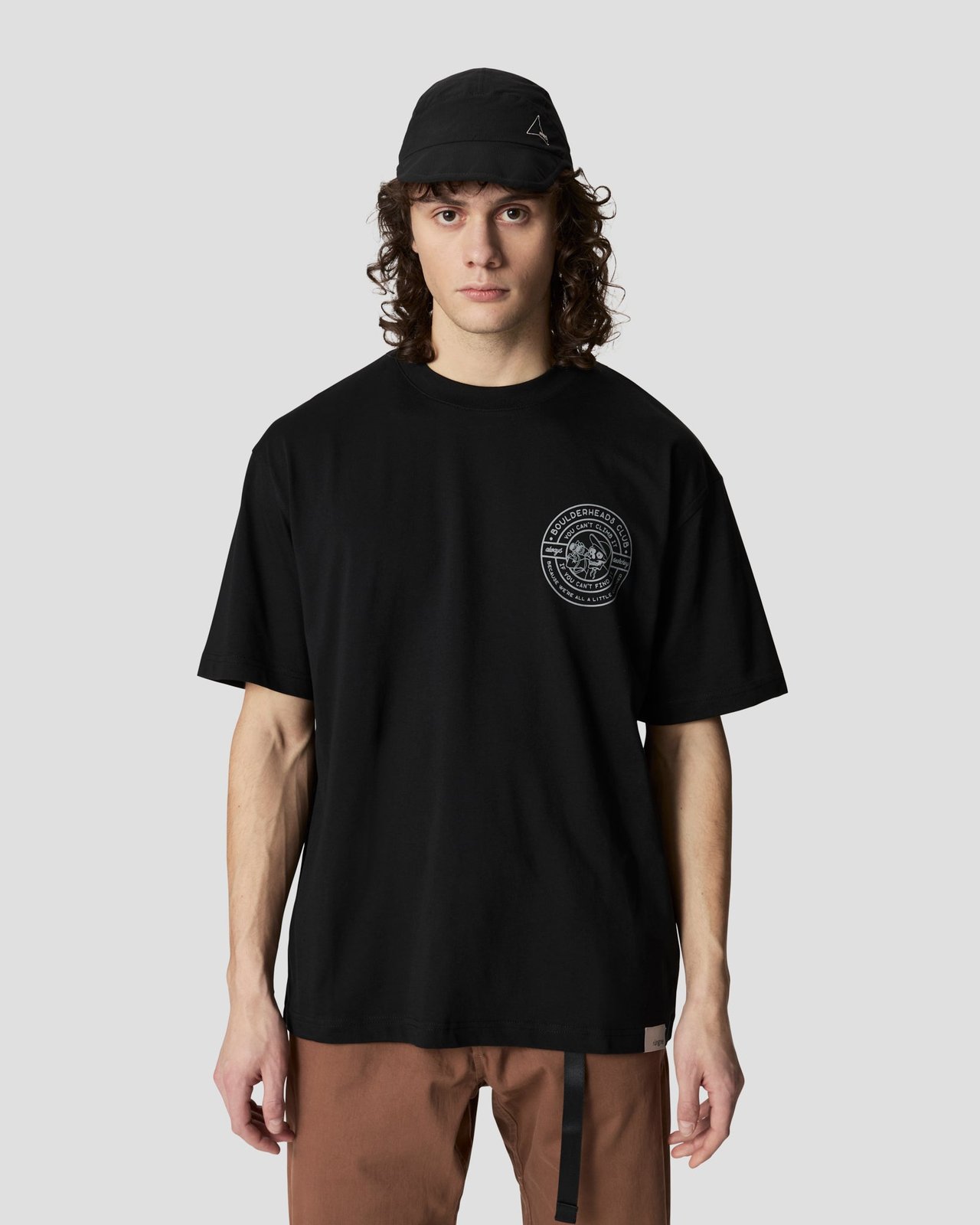 rungne_modelshot_boulderheads-tee-oversized-fit_pos05_black