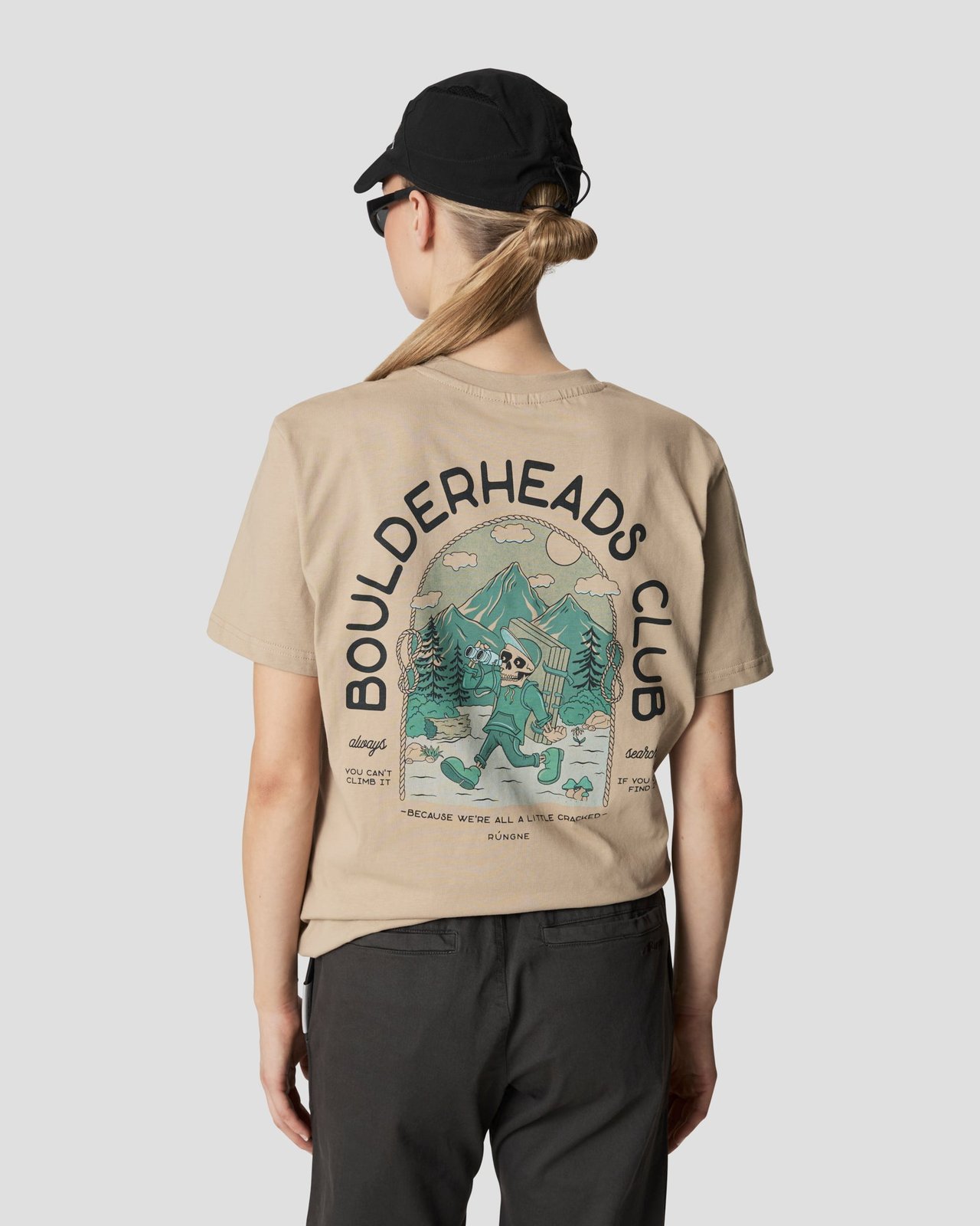 rungne_modelshot_boulderheads-tee-regular-fit_pos08_sand