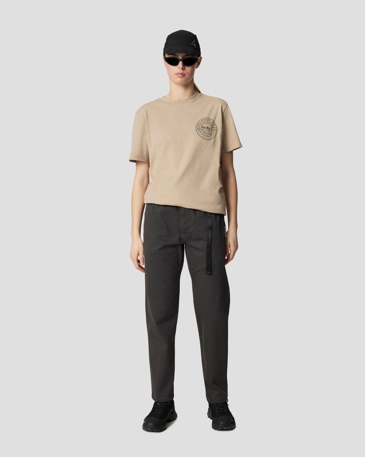 rungne_modelshot_boulderheads-tee-regular-fit_pos07_sand