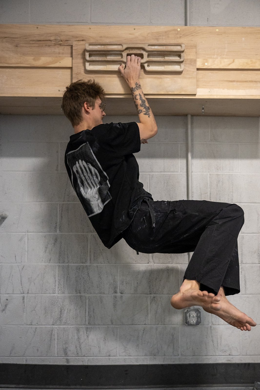 rungne_lifestyle_harness-wideleg-pants--beast-mode-chalk-bucket--x-ray-tee_033
