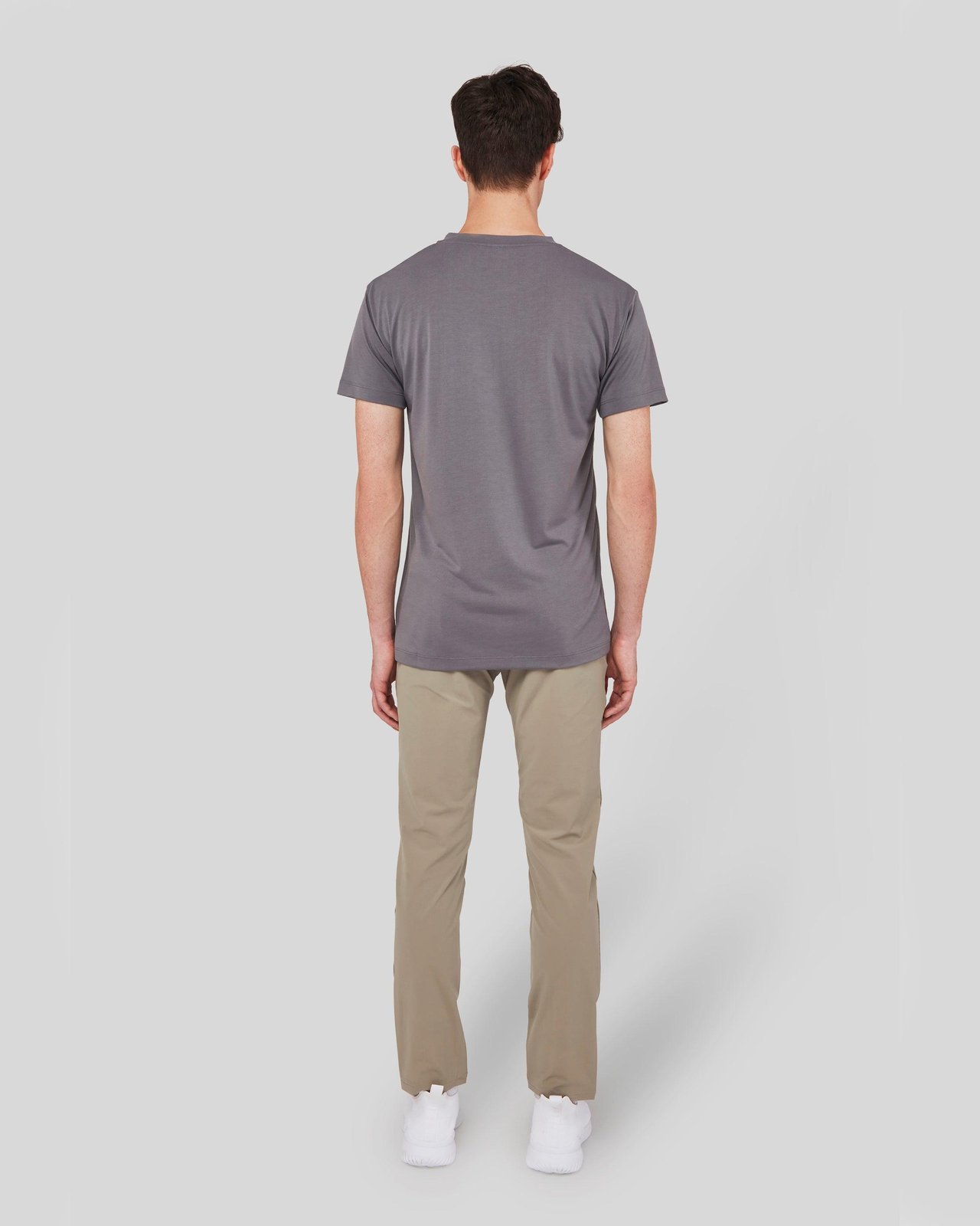 rungne_modelshot_sloper-upgrade-tee_pos04