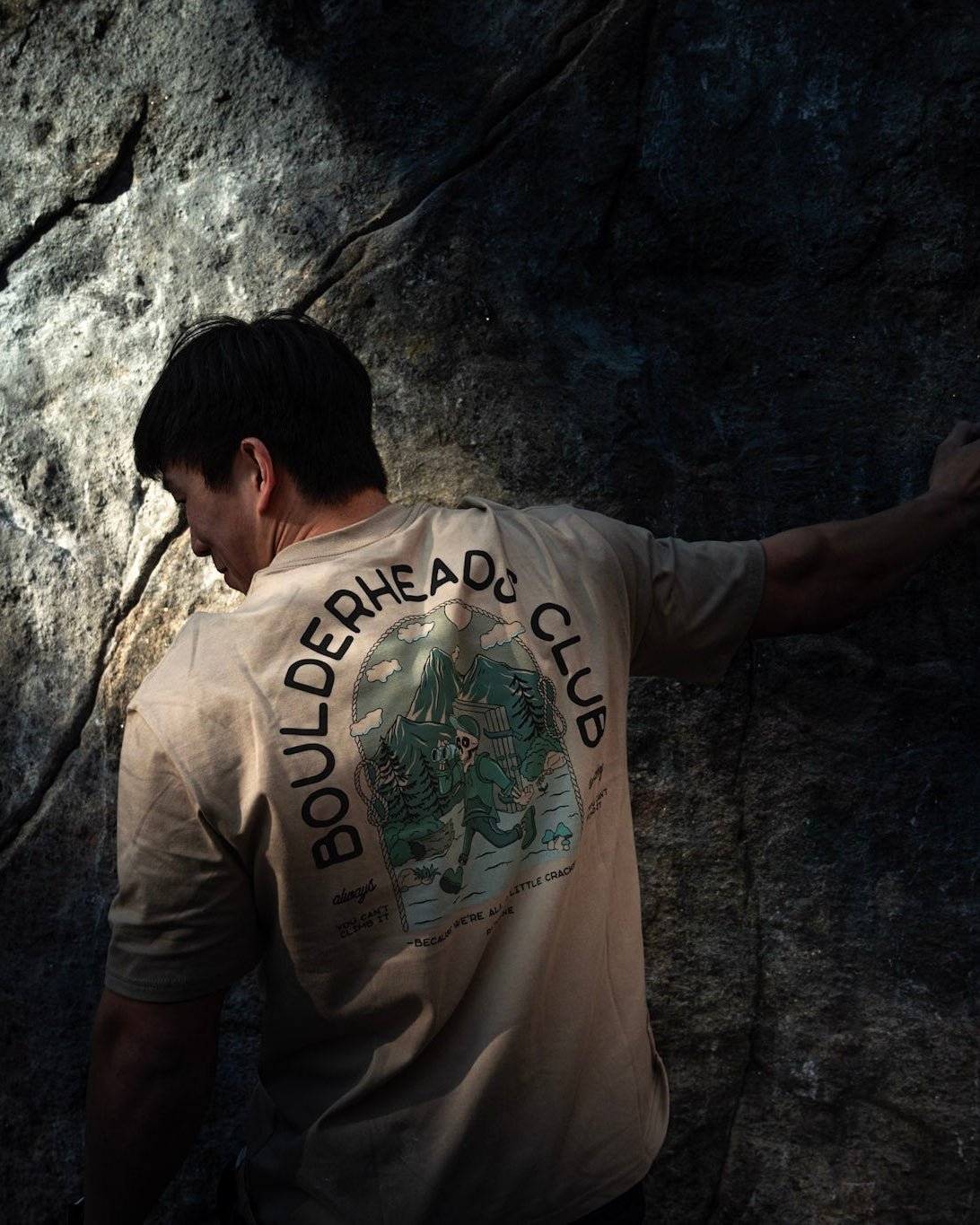 rungne_modelshot_boulderheads-tee-oversized-fit_pos14_sand