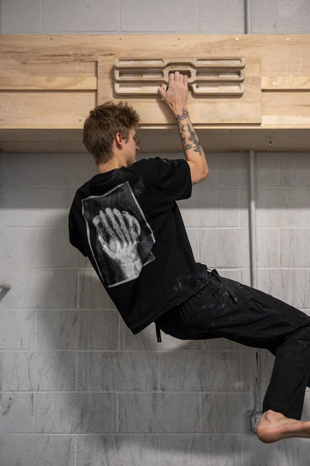 rungne_lifestyle_harness-wideleg-pants--beast-mode-chalk-bucket--x-ray-tee_030
