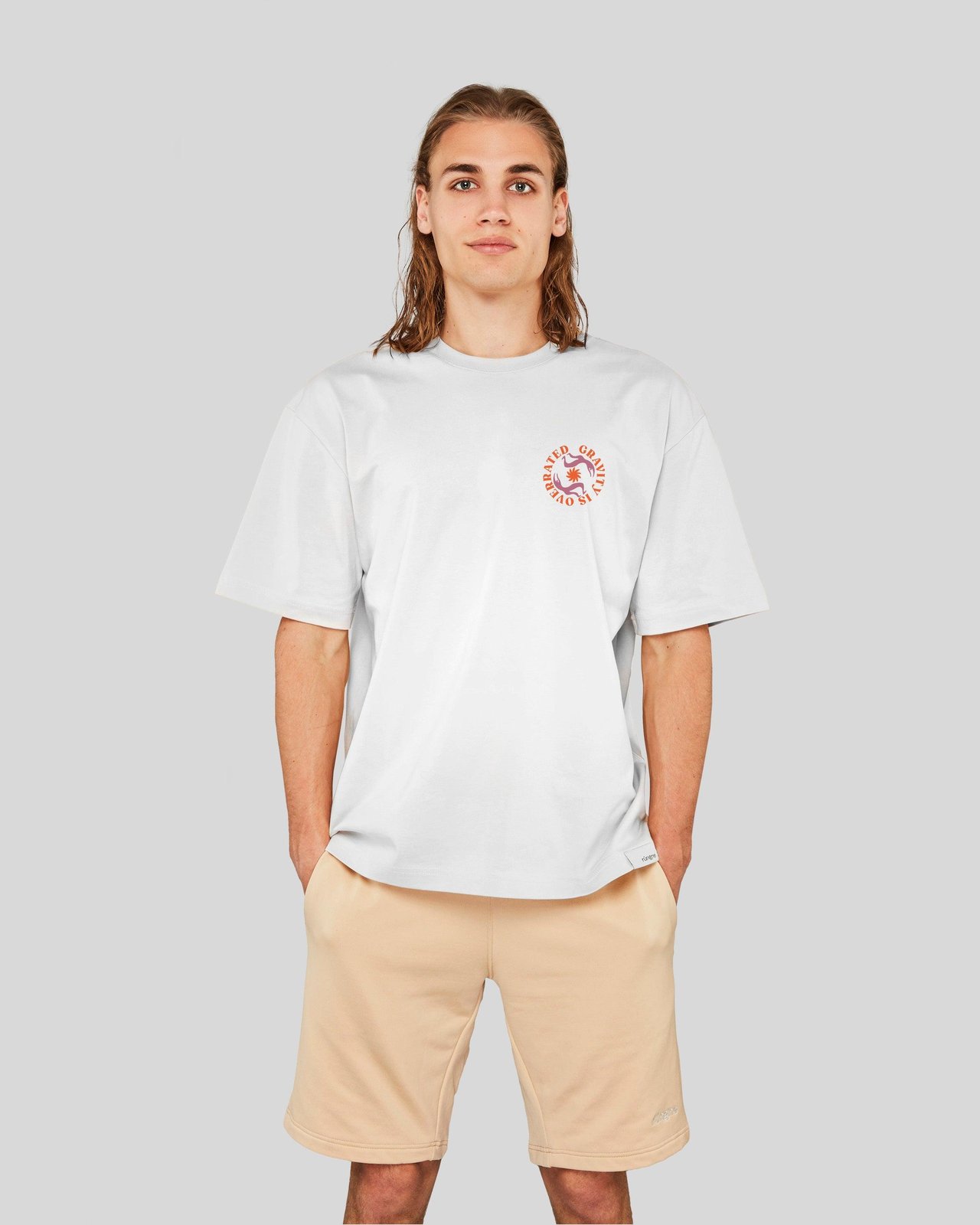 rungne_modelshot_gravity-is-overrated-tee_pos04