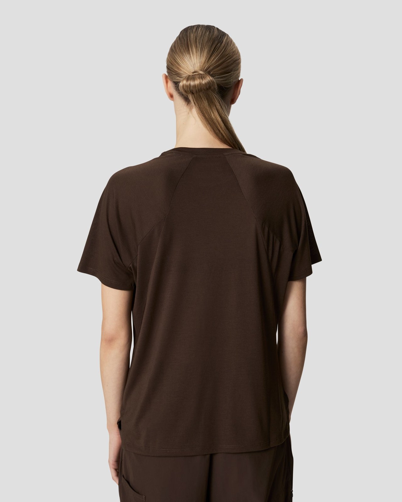 rungne_modelshot_womens-sloper-tee_pos08_forged-iron