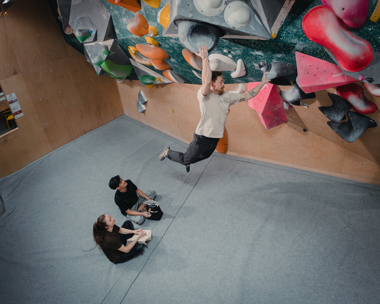 rungne_lifestyle_highballer-original-pants--boulderheads-tee--craft-chalk-bucket_001