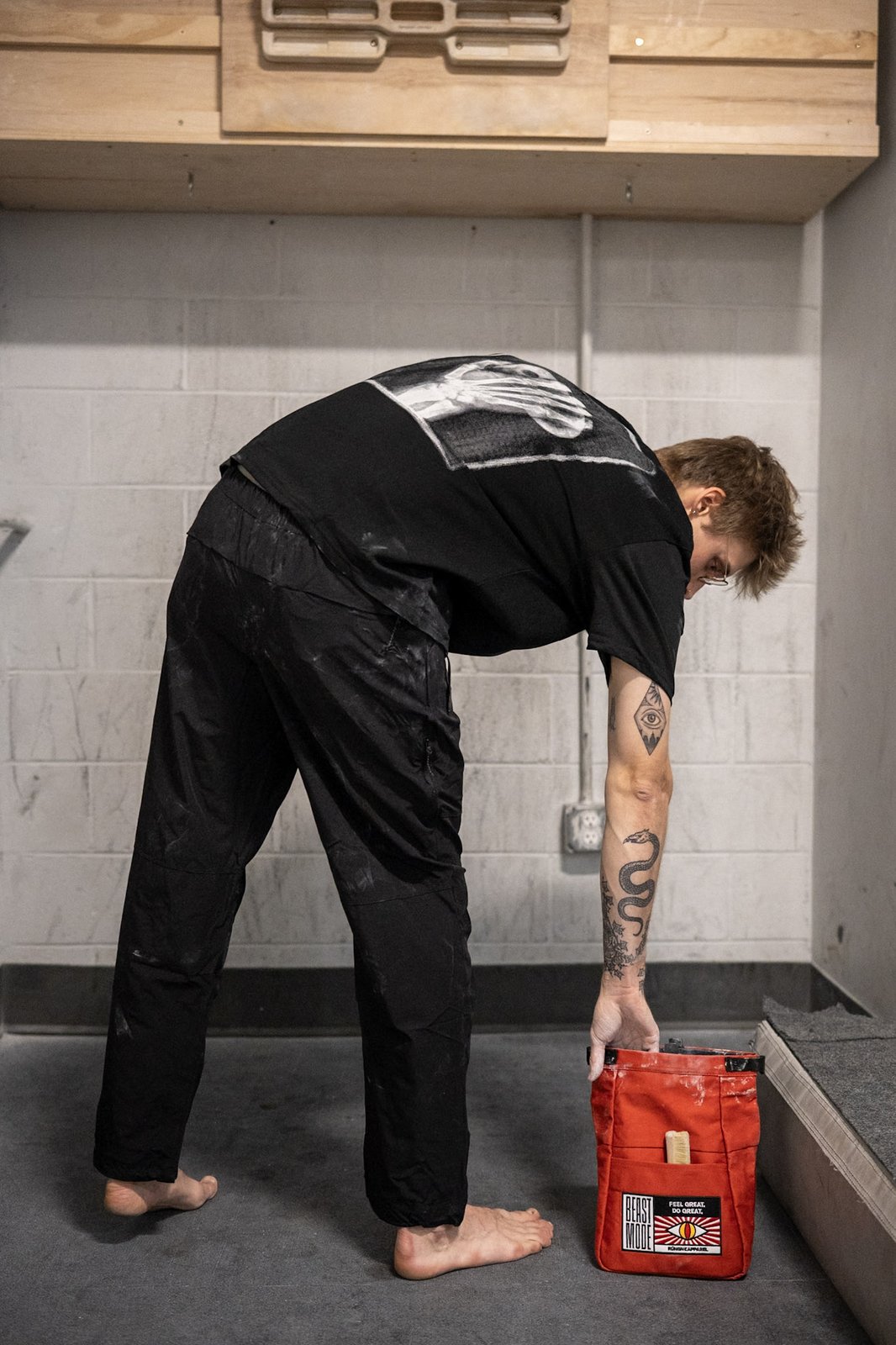 rungne_lifestyle_harness-wideleg-pants--beast-mode-chalk-bucket--x-ray-tee_046