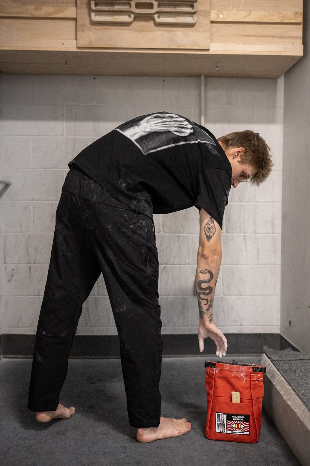 rungne_lifestyle_harness-wideleg-pants--beast-mode-chalk-bucket--x-ray-tee_044