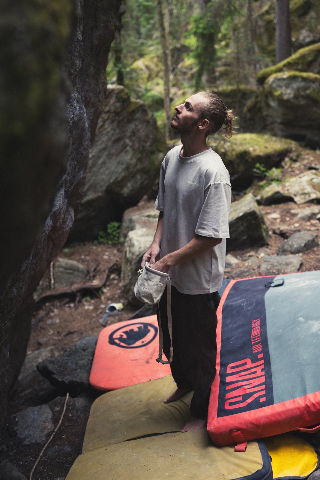 rungne_lifestyle_slab-tee-untamed--natural-chalk-bag_001