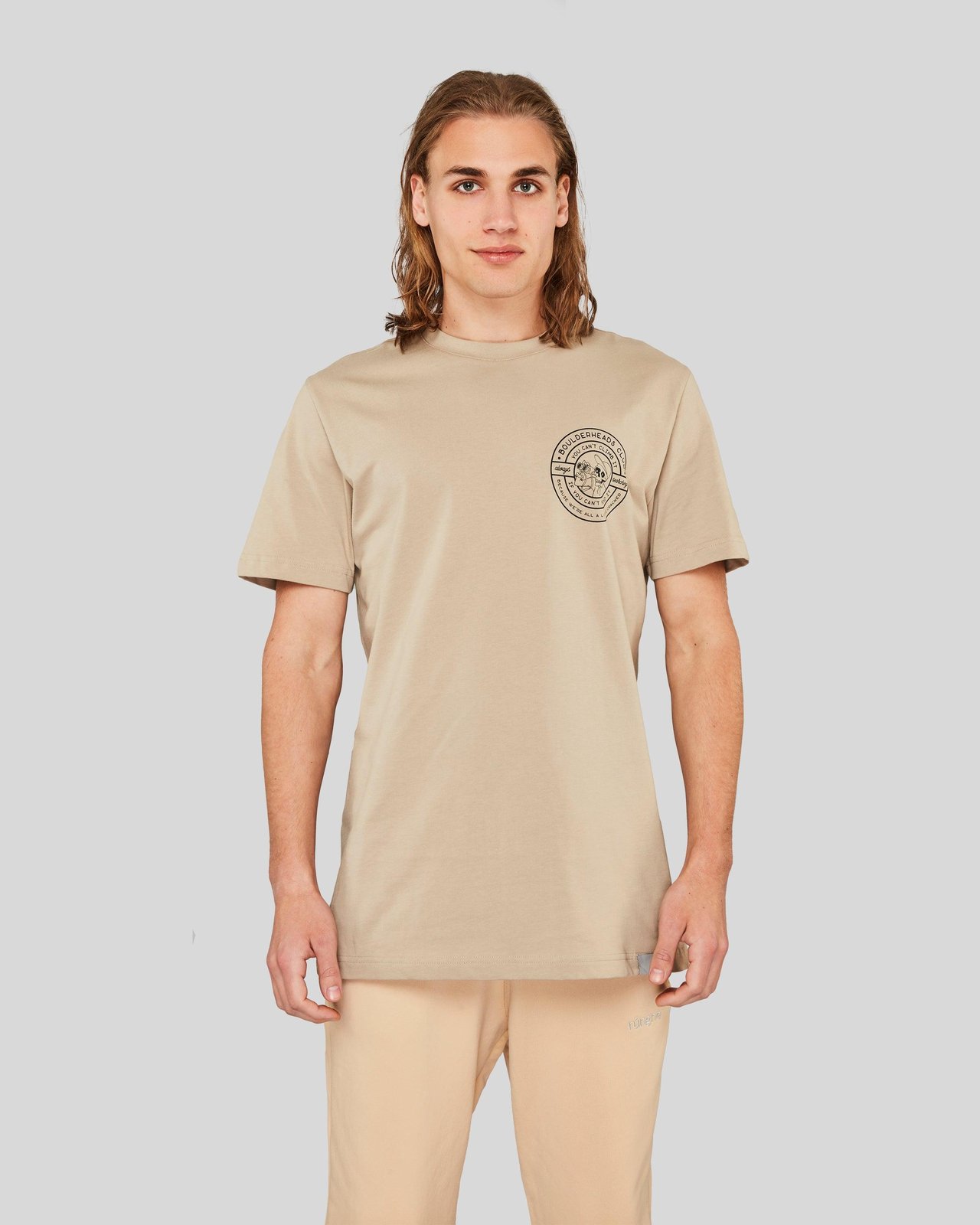 rungne_modelshot_boulderheads-tee-regular-fit_pos05_sand