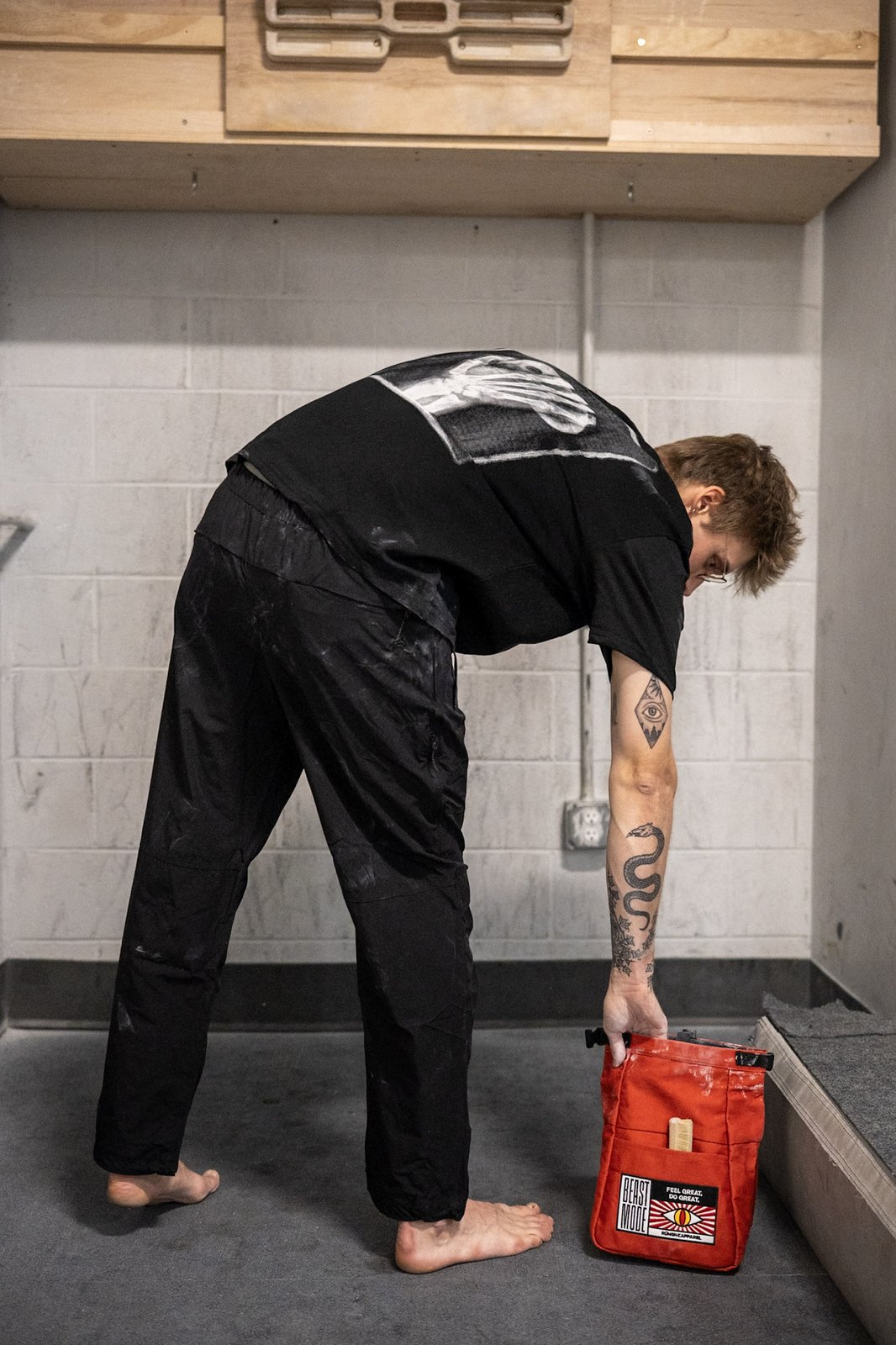 rungne_lifestyle_harness-wideleg-pants--beast-mode-chalk-bucket--x-ray-tee_047